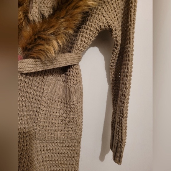 NWOT knit sweater with faux fur collar - Picture 3 of 6